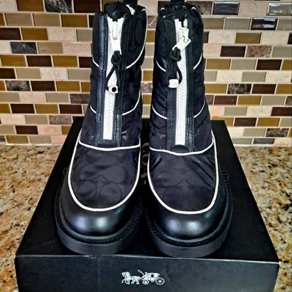 NWT COACH Lug Sole Snow Boot Ankle Boots Signature Monogram Coach Winter Boot - Picture 3 of 16